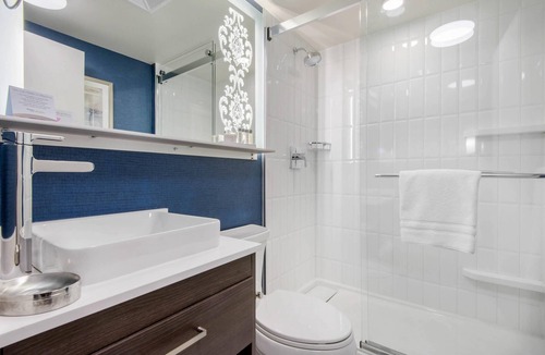 Orillia Hotel | The Champlain Waterfront Hotel, an Ascend Collection Hotel