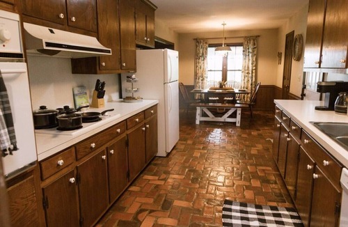 Murfreesboro House | ~ The Cozy Farmhouse ~ Sleeps 10+Farm Views