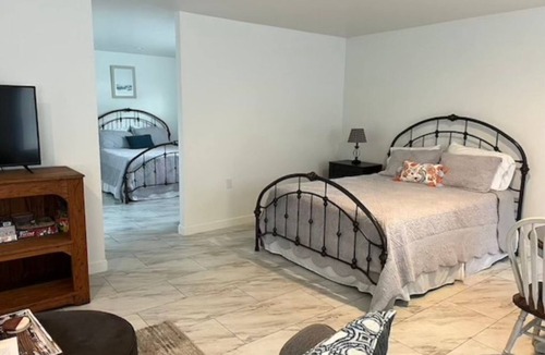 Bryson City House | The Everett Suite above Dolce, Bryson City, walk to restaurants and GSMRailroad