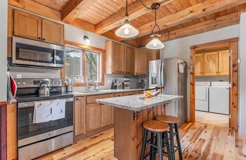 Proctorsville Cabin | The Okemo Cabin, Cozy 3 Bedroom Cabin minutes to Okemo and VAST Trail System