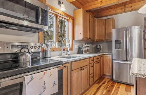 Proctorsville Cabin | The Okemo Cabin, Cozy 3 Bedroom Cabin minutes to Okemo and VAST Trail System