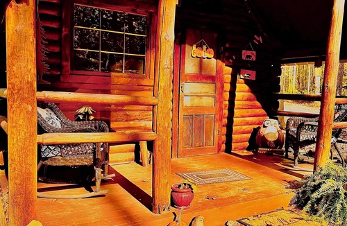 Cosby Villa | The Raven tiny log cabin in The Forest