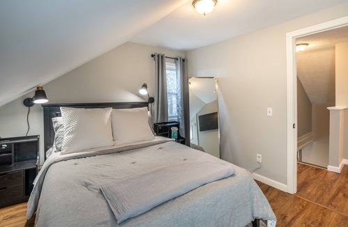 Wanskuck Apartment | This apartment is a 4 bedroom(s), 2 bathrooms, located in Providence, RI.