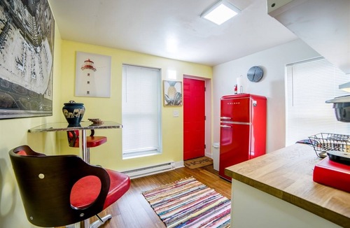 Frankford Apartment | This is a charming 2 bedroom, 1 bath apartment that has been recently remodeled.