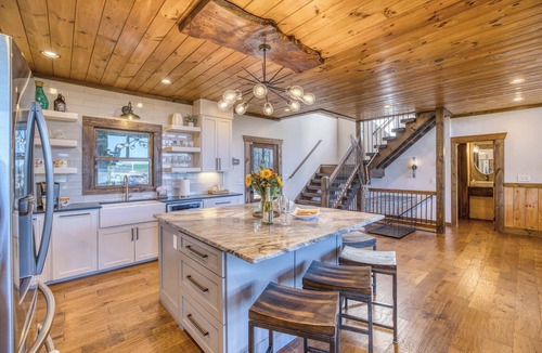Blue Ridge Cabin | Three Broomsticks - View, game room, hot tub, pets