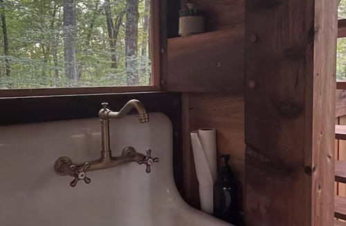 Juliette Cabin | Timber-frame treehouse along the Ocmulgee River; short drive from I-75