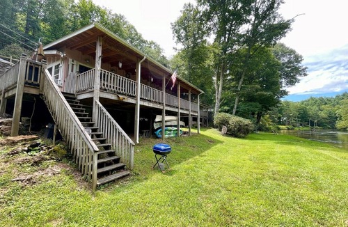 West Jefferson House | Tiny Ashe Cabin-Riverfront, Firepit, Kayaks, Wifi, Small Dog Friendly, Grill