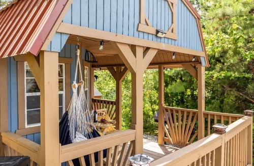 Sevierville Cottage | Tiny house experience! Re-discover Life, Love, Self and Peace