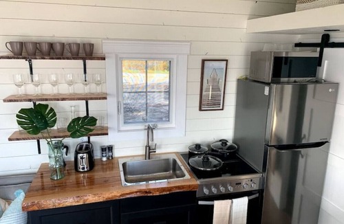 Summerville Centre House | Tiny Oceanfront Retreat - Hot and Sauna