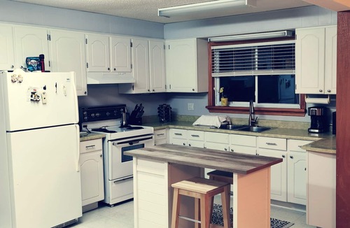 Lafontaine Cottage | Tiny Reds - Spacious and Cozy Cottage next to Cove Beach