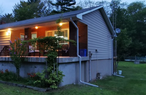 Lafontaine Cottage | Tiny Reds - Spacious and Cozy Cottage next to Cove Beach