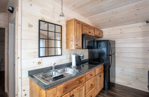 North Sebago Cabin | TITMOUSE - RESORT WITH 12 PROPERTIES. NATURAL POND FOR SWIMMING. CAFE ON SITE.