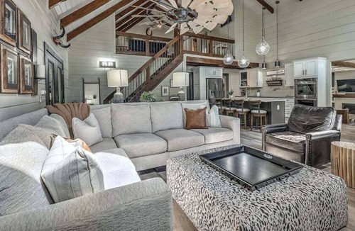 Dial House | Toccoa Time - Riverside | Pet Friendly | Firepit | Pool table