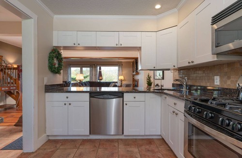 Quechee Condo | Townhome with Fireplace & Hill Views, Saltbox