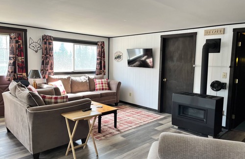 Pittsburg Cabin | Tranquil 2-bedroom cabin directly across from Back Lake! Trail Access & parking!