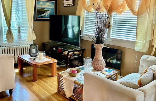 Stoneham House | Tranquil beautiful 3-bedroom house conveniently located! Quiet area/amenities!