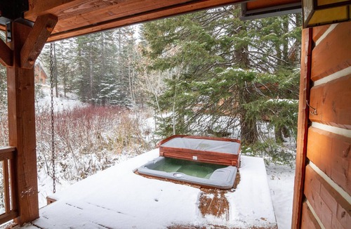 Tamarack Ski Chalet | Tranquil Chalet |wrap-around deck|Pet Friendly