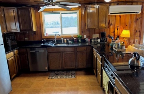Franklin Cottage | Tranquil lakeside 2-bedroom cottage with optional sleeping cottage in Eastbrook