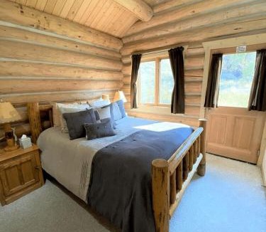 Darby House | Tranquil Mountain Glamping Retreat: Stunning Log Cabin with in Darby, MT