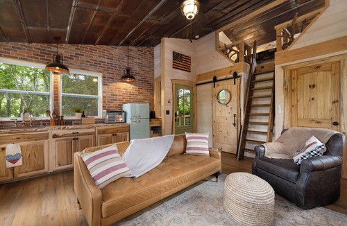 Jonesborough House | "Treedom", Treehouse with a Disc Golf Course, Hot Tub, Arcade, Firepit and Slide
