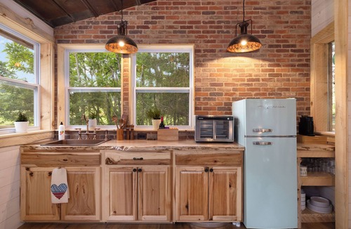 Jonesborough House | "Treedom", Treehouse with a Disc Golf Course, Hot Tub, Arcade, Firepit and Slide