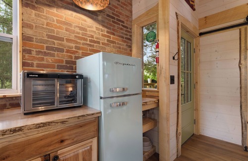 Jonesborough House | "Treedom", Treehouse with a Disc Golf Course, Hot Tub, Arcade, Firepit and Slide