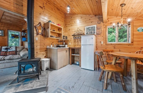 Colpoys Bay Cottage | Treetop Hideaway – Rustic Cabin Retreat