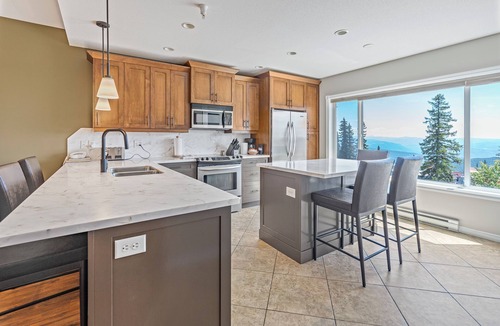 Silver Star Mountain Hotel | Ultimate Slopeside Retreat – Sleeps 24 Across Two Spacious Townhomes