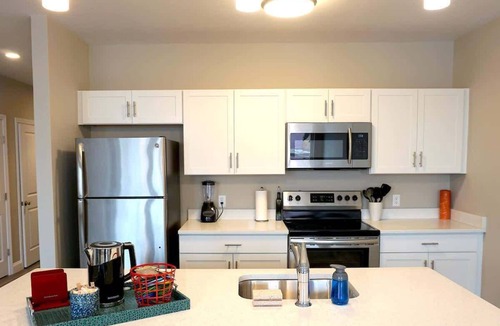 Chelsea Apartment | Unit 21 Spacious 2BR Apartment Long-term Stay