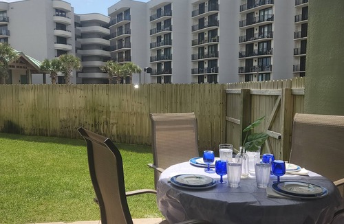 Fort Walton Beach Condo | Updated Coastal Condo Steps to Beach Pool King + Bunks Ground Floor