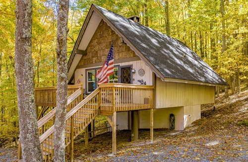 Beech Mountain Ski Chalet | Updated home with large deck, fireplace, washer/dryer, pool, & hot tub,