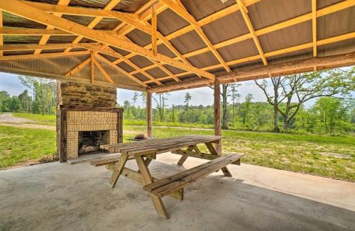 Ozark House | Updated Studio Cabin in Ozark w/Yard & Mtn View