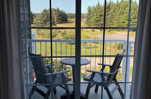 Little Pond Apartment | Upper level end unit