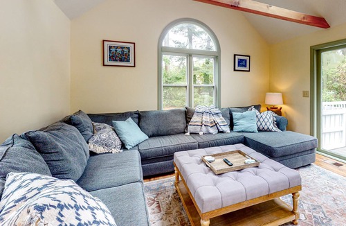 Weweantic House | Upscale getaway near beach - fast WiFi, central AC - huge dog-friendly yard