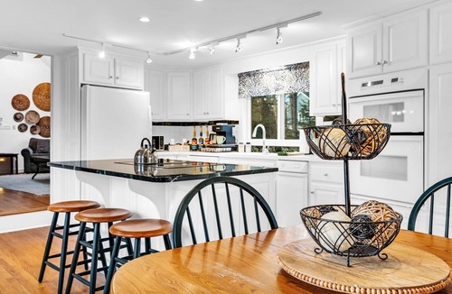 Kennebunkport House | Upscale Home Minutes to Dock Square - Dog & Family Friendly, 3 Bed/3 Bath