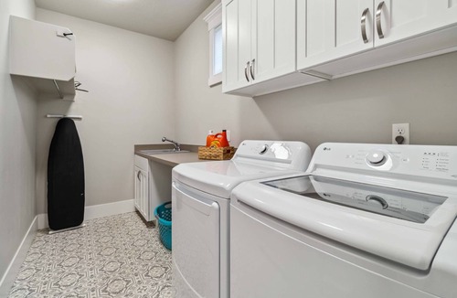 Eagle House | Upscale Parkside Retreat | High-End Kitchen | Office | 2 Bikes | Screened Porch | 2-Car Garage