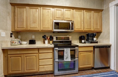Historic District - North House | Victorian Experience | Sleeps 6, Garden, 2‑Car Garage, Walk to Downtown
