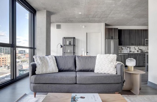 Near West Side Apartment | W Loop 2BR w Gym Pool Lounge 2 blocks from L CHI-489