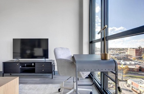 Near West Side Apartment | W Loop 2BR w Gym Pool Lounge 2 blocks from L CHI-489