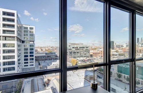 Near West Side Apartment | W Loop 2BR w Gym Pool Lounge 2 blocks from L CHI-489