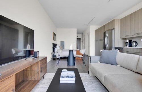 West Loop Apartment | W Loop Studio w Gym WD 3 blocks to L CHI-675