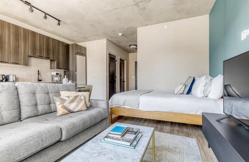 West Loop Apartment | W Loop Studio w Pool Gym WD nr the L CHI-190