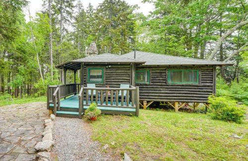Boothbay Harbor House | Walk to Barrett's Park: Wooded Cabin w/Grill!