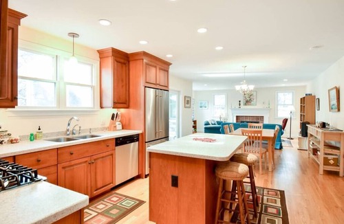 North Eastham House | Walk to Beach, Central AC!