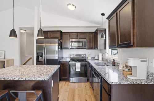 Warwick House | Walk To Beach | Spacious House