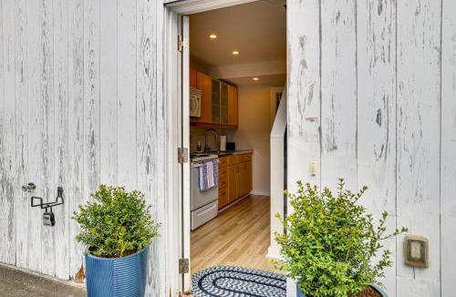 Madison Center Apartment | Walk to Coast! Convenient Cottage in Dtwn Madison