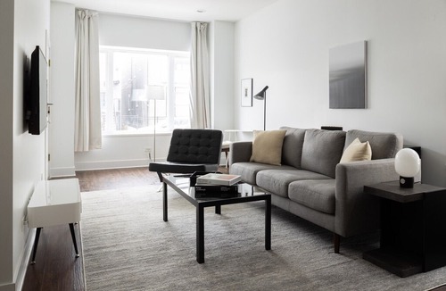 Pilsen Apartment | Walk to IMD, Eats, Bars | EZ Access + WD | Zencity