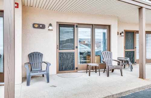 Old Orchard Beach Apartment | Walk to Old Orchard Pier: Cozy Beachfront Condo!