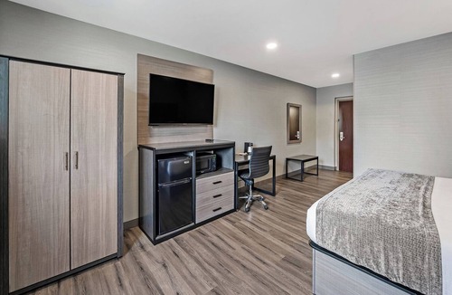 Foxboro Hotel | Walking Distance to Nature Trail & Cranberry Bog! FREE Breakfast & Parking!