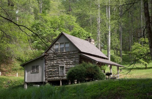 Bryson City Cabin | Warm Fire, Cool Forest, trails, pioneer spirit